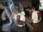 Quelque part à Dijon, une bonne partie de la Dev-Team de NPDS ... En prime l'édition 2005 du teeshirt de la Team (design by toba)